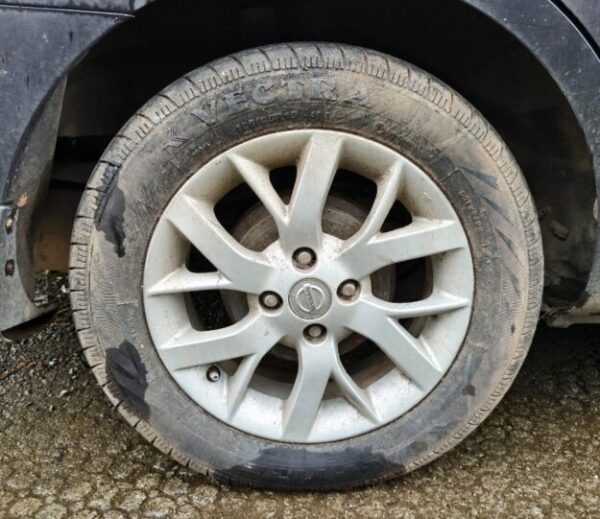Nissan Sunny 15 Inch Alloys Wheel